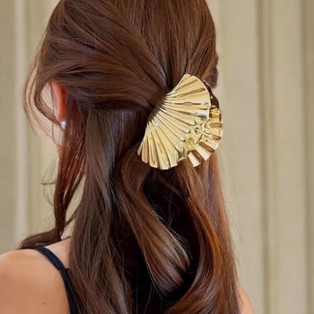 Gold Toned Metal Seashell Hair Clip